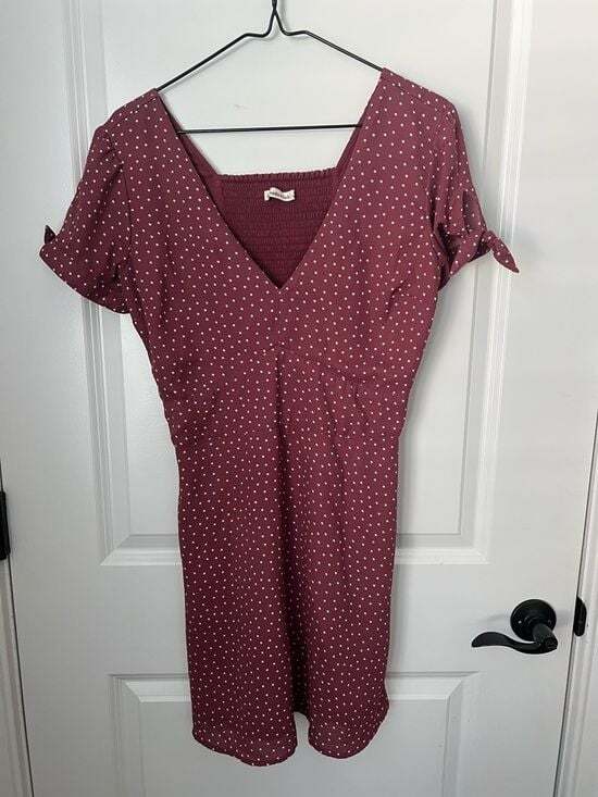 Abercrombie & Fitch Dresses & Skirts - Abercrombie & Fitch Burgundy Polka Dot V‑Neck Midi Dress